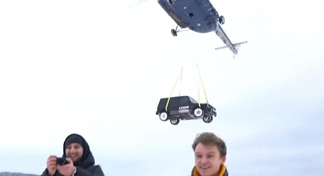 Rus blogger, şov için cipini helikopterden attırdı