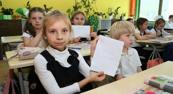 Rus çocuklar Antalya da Türkçe öğreniyor