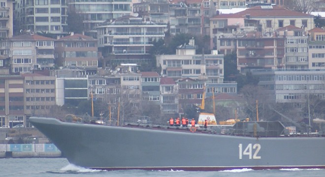Rus savaş gemisi İstanbul Boğaz ından geçti
