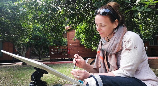 Rus turist, baharı Çıralı da resmediyor