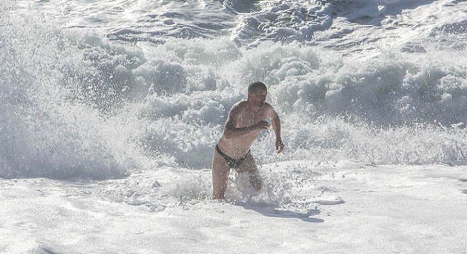 Rus turist, dev dalgalar arasında yüzdü