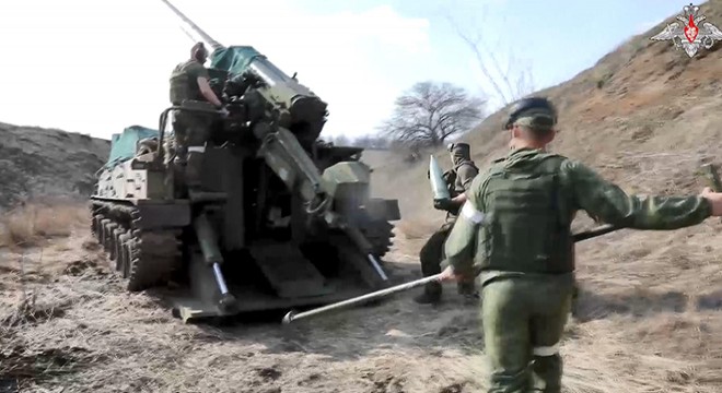 Rusya, Ukrayna mevzilerini top atışlarıyla vurdu