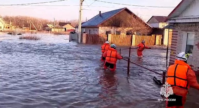 Rusya’da barajın patlamasıyla yüzlerce kişi tahliye edildi