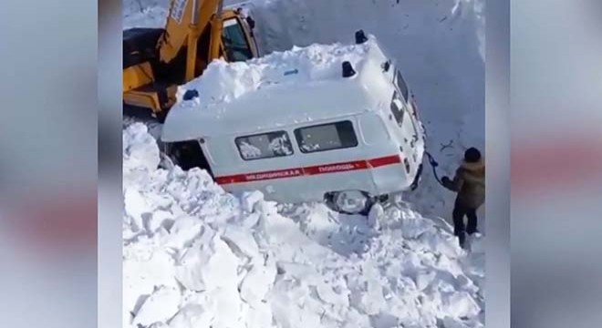 Rusya’da hasta almaya giden ambulansın üzerine çığ düştü