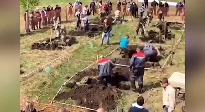 Rusya’da  hızlı mezar kazma  yarışmasına tepki yağdı