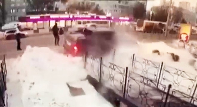 Rusya’da kamyonet faciası: Durakta bekleyen yayaları biçti