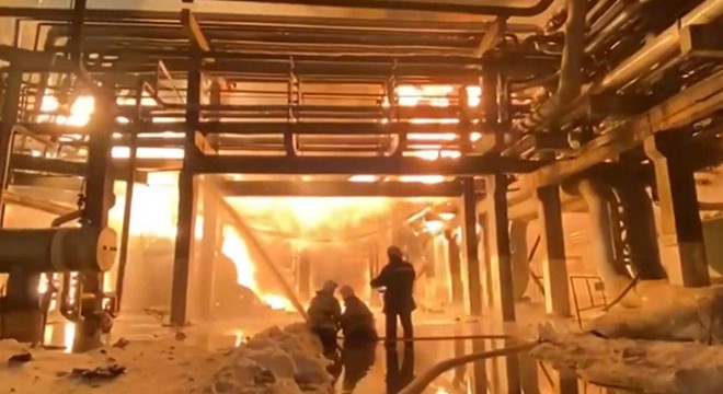 Rusya’da petrol rafinerisinde yangın