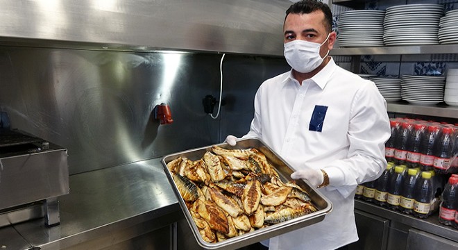 Sağlık çalışanlarına iftarlık balık pişirip gönderiyor