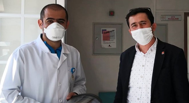 Sağlık çalışanlarına maske dağıtımı