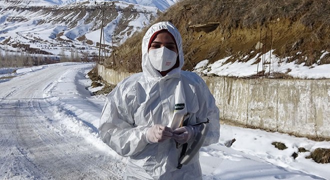 Sağlık ekipleri kar ve soğuk dinlemeden aşı yapıyor