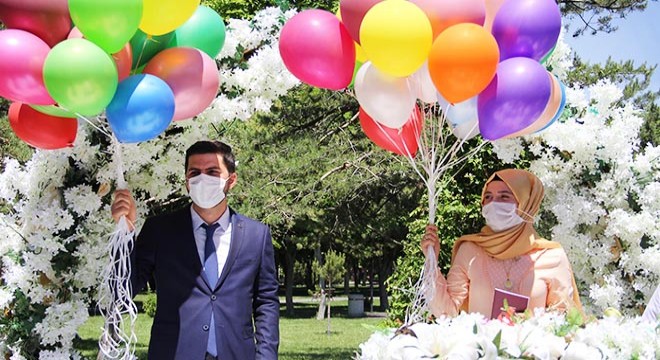 Sağlıkçı çift, parkta kıyılan nikahla dünyaevine girdi