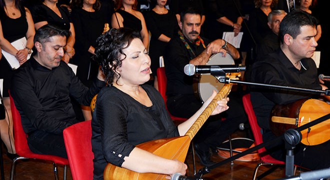 Sağlıkçılardan türkü konseri