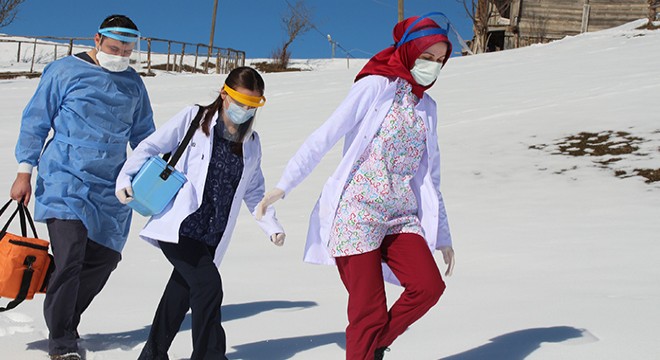 Sağlıkçıların karla kaplı yollarda  aşı  mesaisi sürüyor