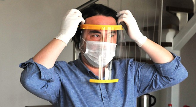 Sağlıkçıların korunması için  siper maske  yaptı