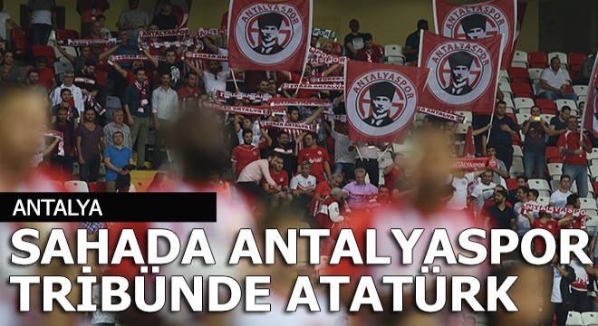 Sahada Antalyaspor tribünde Atatürk...