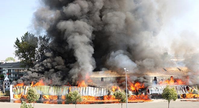 Sakarya da market deposu alev alev yandı