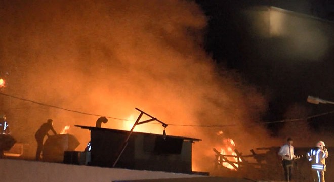 Sanayi sitesinde hırdavat dükkanı alev alev yandı