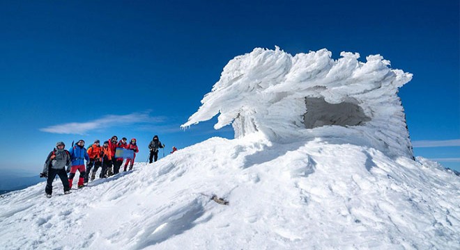 Sandras Dağı nın zirvesinde taş barınak buz tuttu