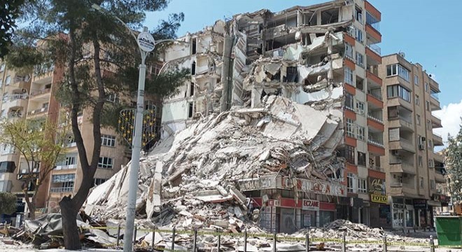 Şanlıurfa’da hasarlı bina yıkımı sürüyor