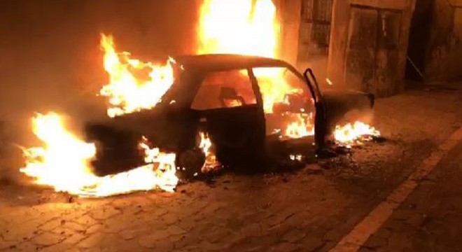 Şanlıurfa’da park halindeki otomobili benzin döküp yaktılar