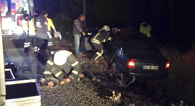 Şarampole devrilen otomobildeki 2 kişi öldü, 3 kişi yaralandı