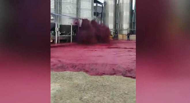 Şarap tankı patladı, çevre kırmızıya boyandı