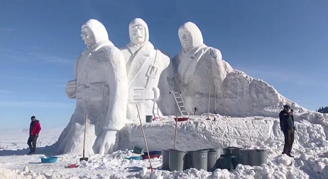 Sarıkamış ta  kardan şehit heykelleri nin yapımı sürüyor