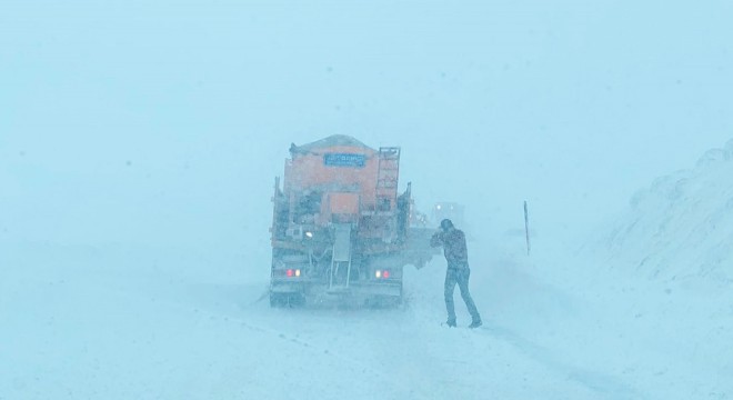 Sarıveliler- Alanya yolu kar ve tipi nedeniyle ulaşıma kapandı