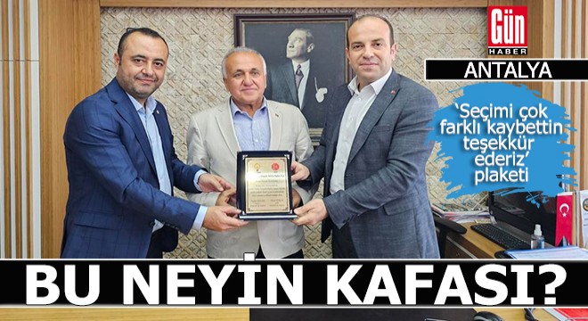 Seçimi kaybeden AKP li adayı partisi plaketle ödüllendirdi