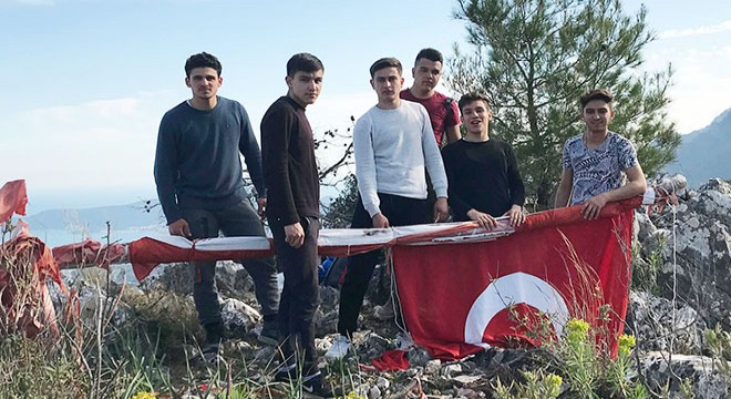 Şehitler için dağa çıkıp, Türk bayrağı diktiler