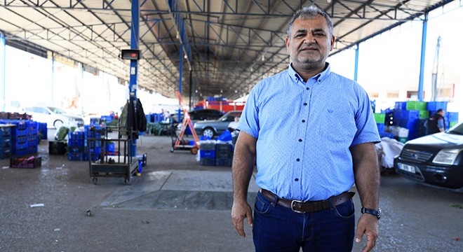 Semt pazarlarının açılması öncesi Antalya Hali nde hareketlilik