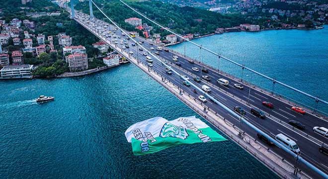 Serik Spor bayrağı FSM Köprüsü'ne asıldı