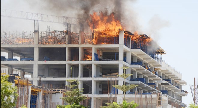 Serik te otel inşaatında yangın