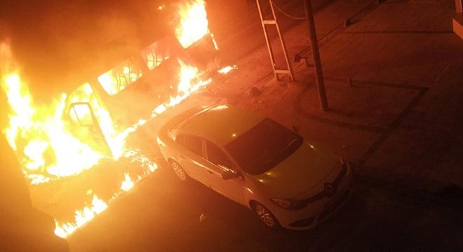 Servis minibüsü alev alev yandı: 3 kişi son anda kurtuldu