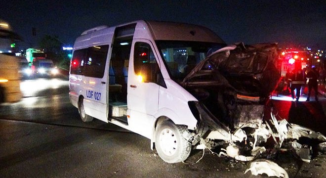 Servis minibüsü ile otomobil çarpıştı: 6 yaralı