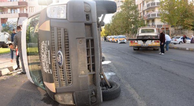 Servis minibüsü ile taksi çarpıştı: 5 işçi yaralı
