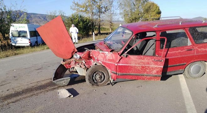 Servis minibüsü otomobille çarpıştı: 1 ölü, 9 yaralı