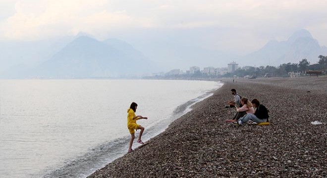 Sessizliğe bürünen Antalya, turistlere kaldı