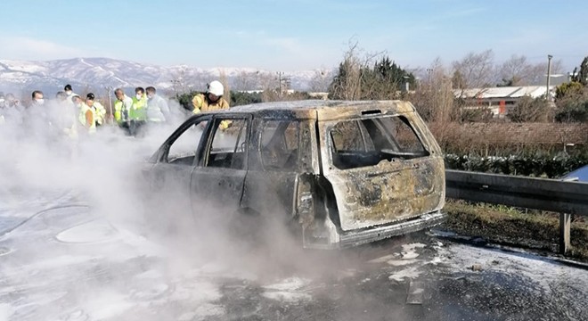 Seyir halindeki otomobil alev alıp, yandı