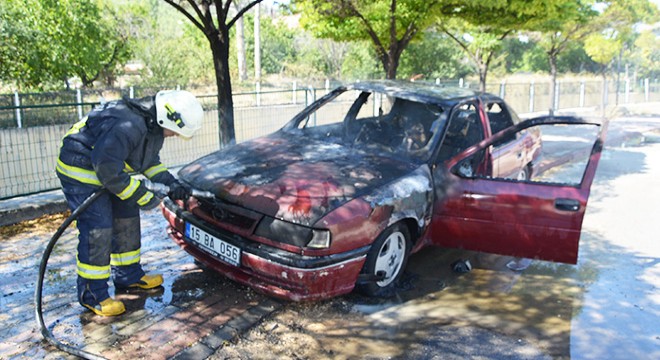Seyir halindeki otomobil yandı