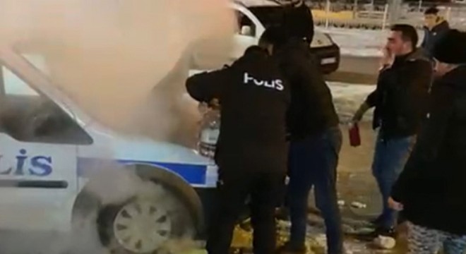 Seyir halindeki polis aracı aniden alev aldı