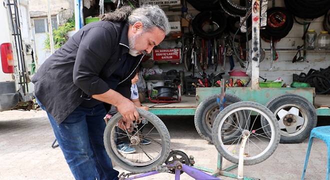 Seyyar bisiklet tamirhanesiyle 15 yıldır köyleri geziyor