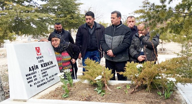 Silah arkadaşları, 28 yıl sonra şehit çavuşun mezarında buluştu