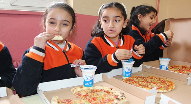 Sınır köyündeki öğrencilere pizza sürprizi