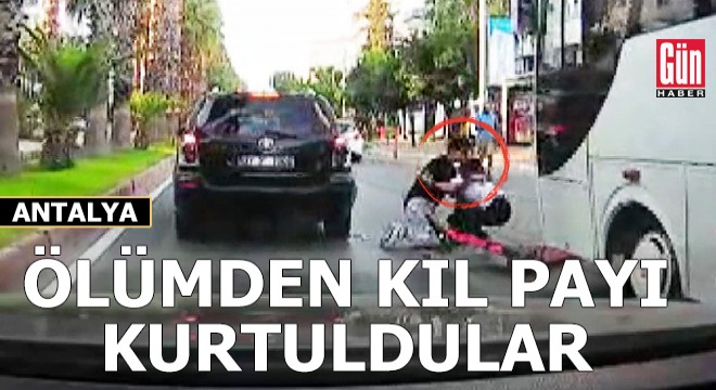 Skuter ile kaza yapan gençler, ölümden kıl payı kurtuldu