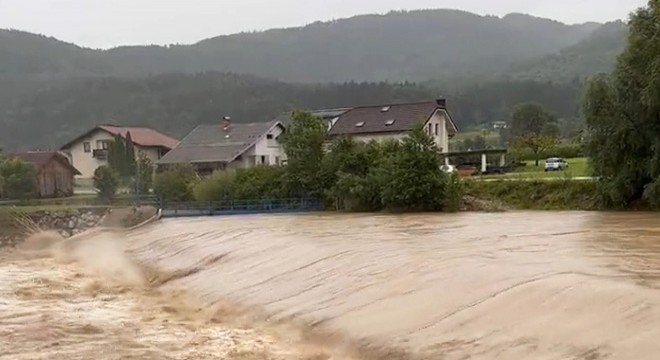 Slovenya’da bir günde yağan rekor yağış sele neden oldu