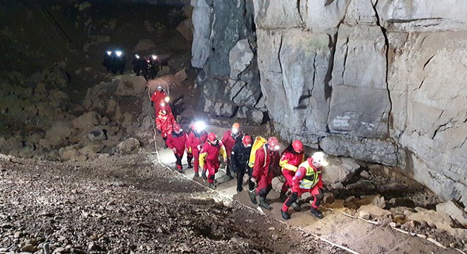 Slovenya’da mağarada mahsur kalan 5 kişi kurtarıldı