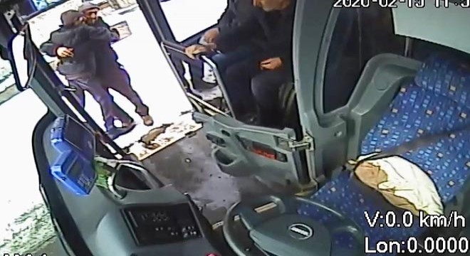 Şoför, engelli genci kucağına alıp otobüse bindirdi
