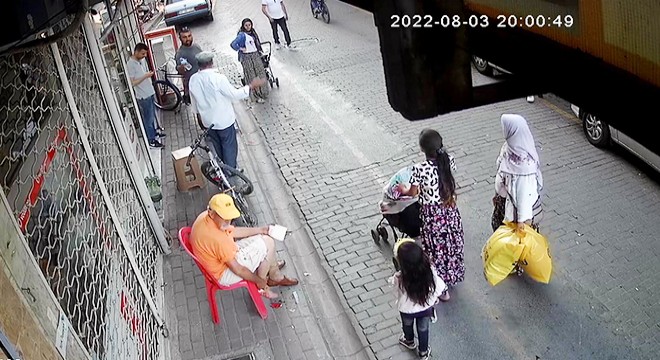 Sokak köpekleri bisikletlilere saldırdı
