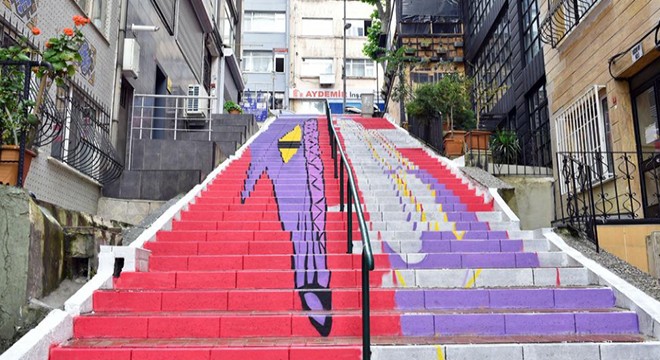 Sokak sanatçıları merdivenleri renklendiriyor
